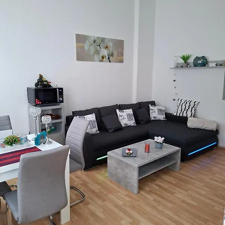 Citystudio Mit Schlafgalerie Bis 6 Gaeste Direkt Am Luisenplatz 公寓 新维德