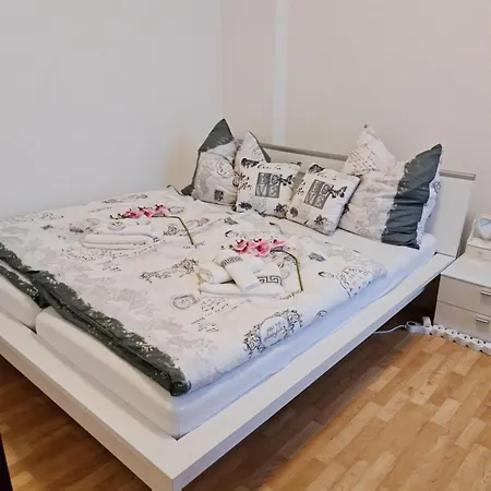 Citystudio Mit Schlafgalerie Bis 6 Gaeste Direkt Am Luisenplatz Appartement *