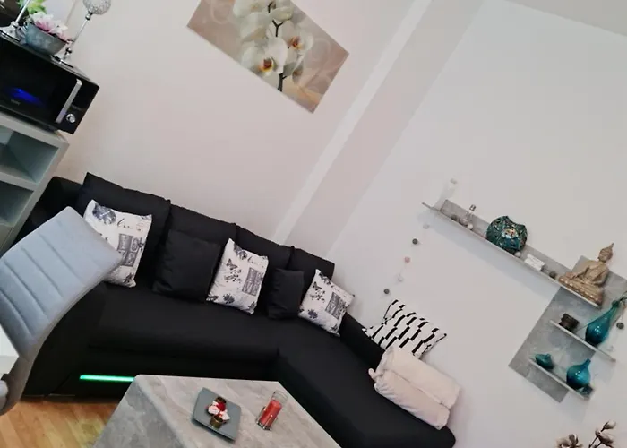 Citystudio Mit Schlafgalerie Bis 6 Gaeste Direkt Am Luisenplatz Appartement *