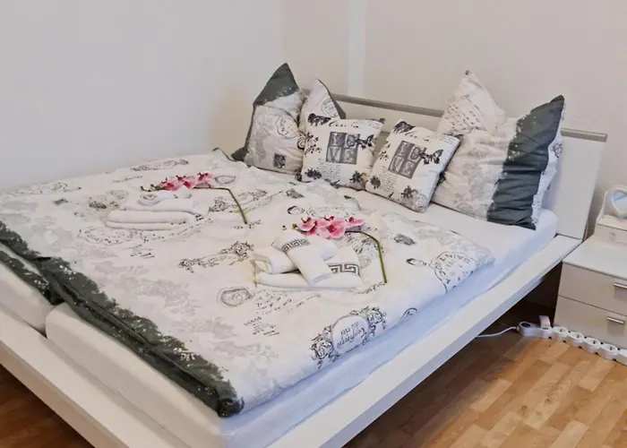 Citystudio Mit Schlafgalerie Bis 6 Gaeste Direkt Am Luisenplatz Appartement *